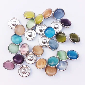 100 Ks Drobná 12 mm Cat Eye Snap Kúzlo Tlačidlo Medi Základne Opal Imitácia Farby Mix Veľkoobchod