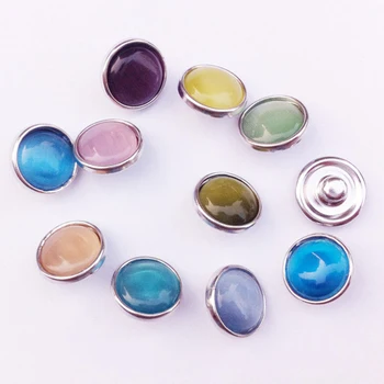 100 Ks Drobná 12 mm Cat Eye Snap Kúzlo Tlačidlo Medi Základne Opal Imitácia Farby Mix Veľkoobchod