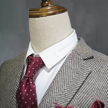 Bežné Vyhovovali Mužov Oblek Sivej Business Formálne Šaty Suit Mens British Štýl Nevesty Svadobné Obleky Smoking 3-dielna Traje Novio 2020 Ružová