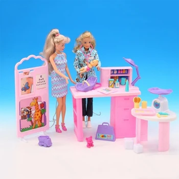 Domček pre bábiky s Nábytkom Hrať sada pre Barbie Baby Care Center s Baby Doll Hmotnosť Rozsahu Stetoskop Lekárske Ošetrenie Príslušenstvo