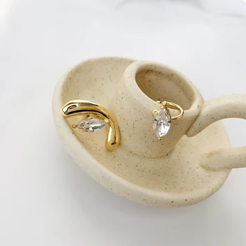 Jedinečný Dizajn Asymetrické Zlatá Farba Stud Náušnice pre Ženy Vintage Náušnice Geometrické Kovové Náušnice, Módne Šperky