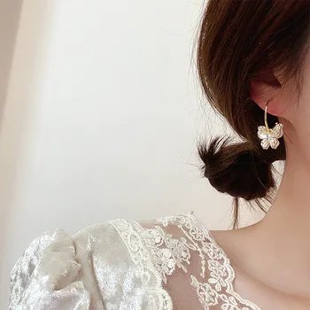 Kórejský nový dizajn a módne šperky duté medi vykladané zirkón smart motýľ bieleho plášťa visieť elegantné náušnice náušnice žena