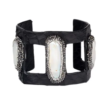 Luxusné šperky duté čierne kožené pripraviť dlhé pásy prírodné sladkovodné perly charms nastaviteľné otvoriť veľká manžeta náramok pre ženy