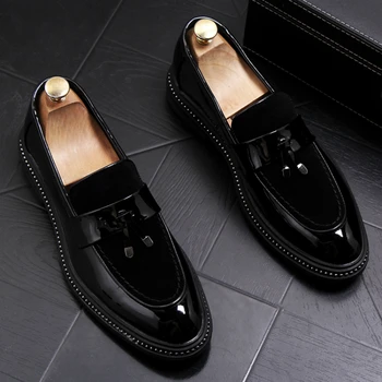 Mens príležitostných business svadobné formálne šaty pravej kože strapce topánky sklzu na lazy obuvi gentleman mokasíny sapatos tenisky