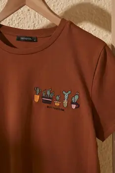Trendyol Vyšívané Základné Pletené T-Shirt TWOSS20TS0103