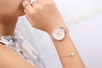 Značky CURREN 7MM Ultra-Tenké Ženy Hodinky 2018 Luxusné Originálne Kožené Popruh Módne Quartz Hodinky Ženy náramkové hodinky Montre Femme